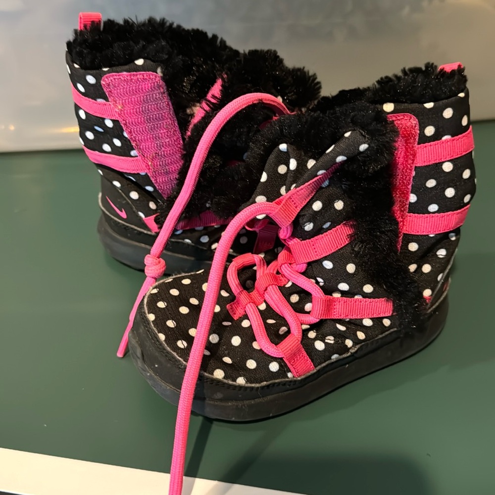 Nike. Snow boots.